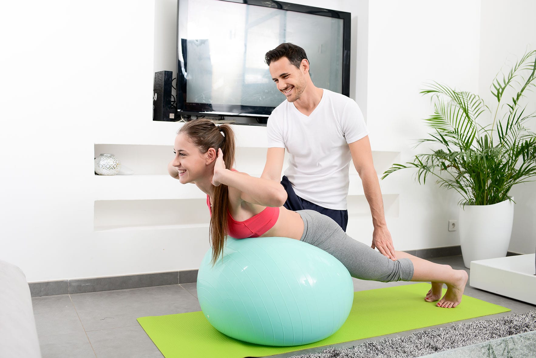 https://sheppardmethodpilates.com/wp-content/uploads/2017/03/Male-private-pilates-instructor-working-with-female-in-home.jpg